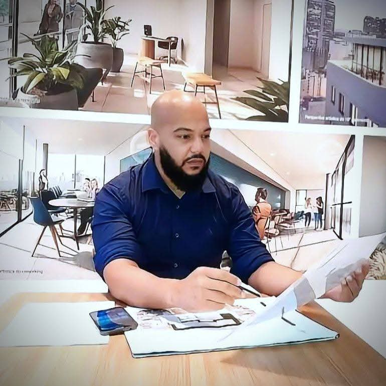 Vicente durante atendimento imobiliário